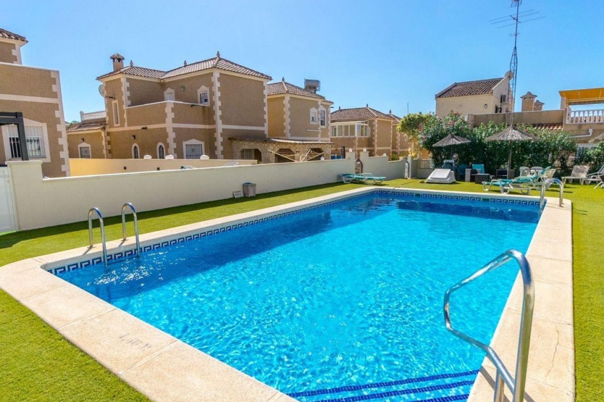 Herverkoop - Detached House / Villa - Orihuela Costa - Villamartín