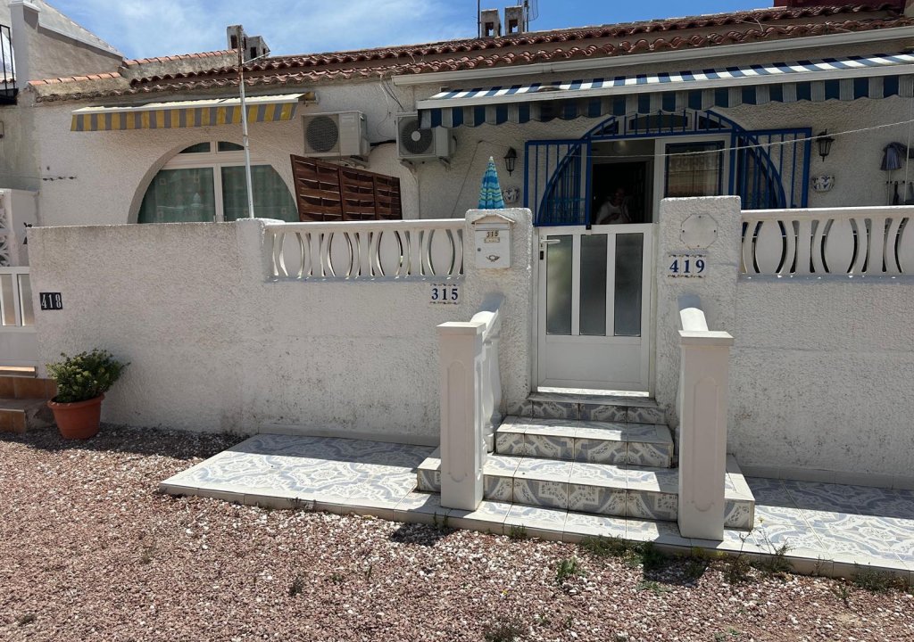 Resale - Chalet - Torrevieja - Urbanización San Luis