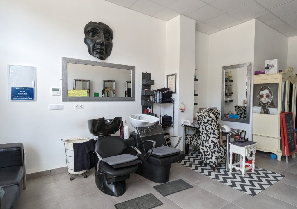 Resale - Commercial - Lo Crispin