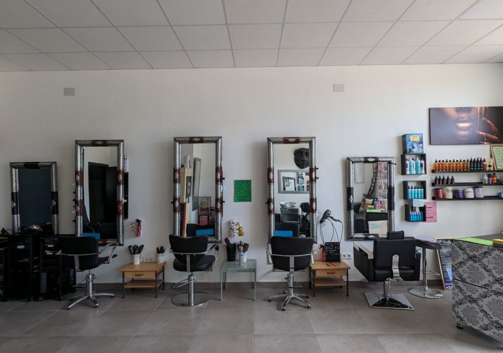 Resale - Commercial - Lo Crispin