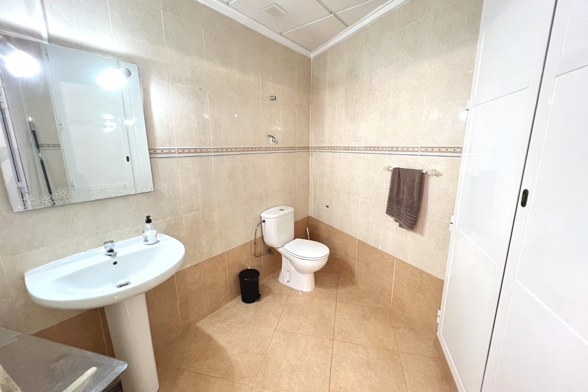 Resale - Commercial space - Guardamar del Segura