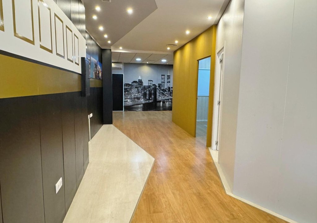 Resale - Commercial space - Guardamar del Segura