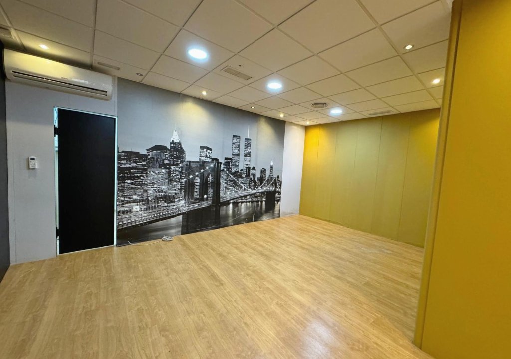 Resale - Commercial space - Guardamar del Segura