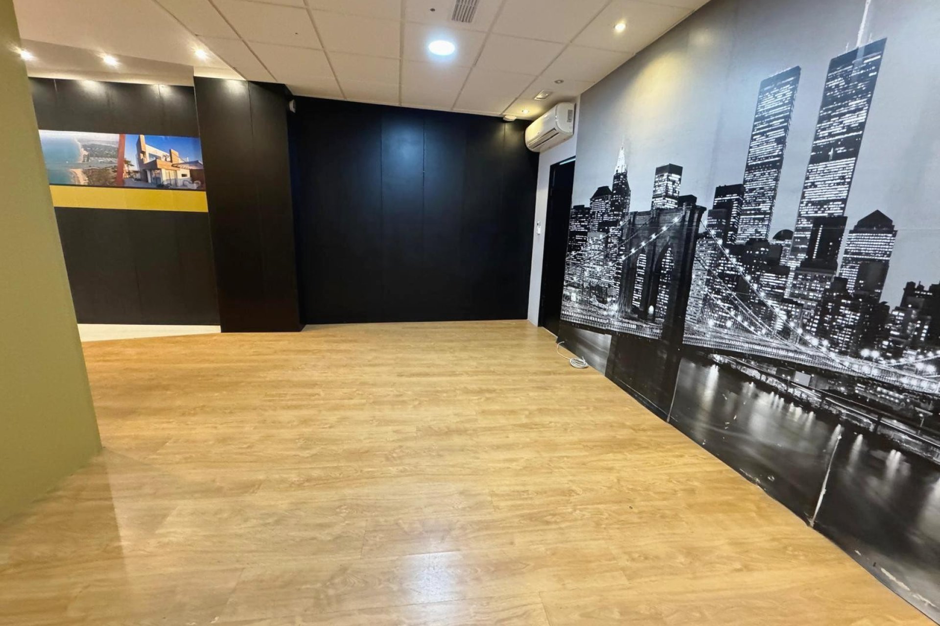 Resale - Commercial space - Guardamar del Segura