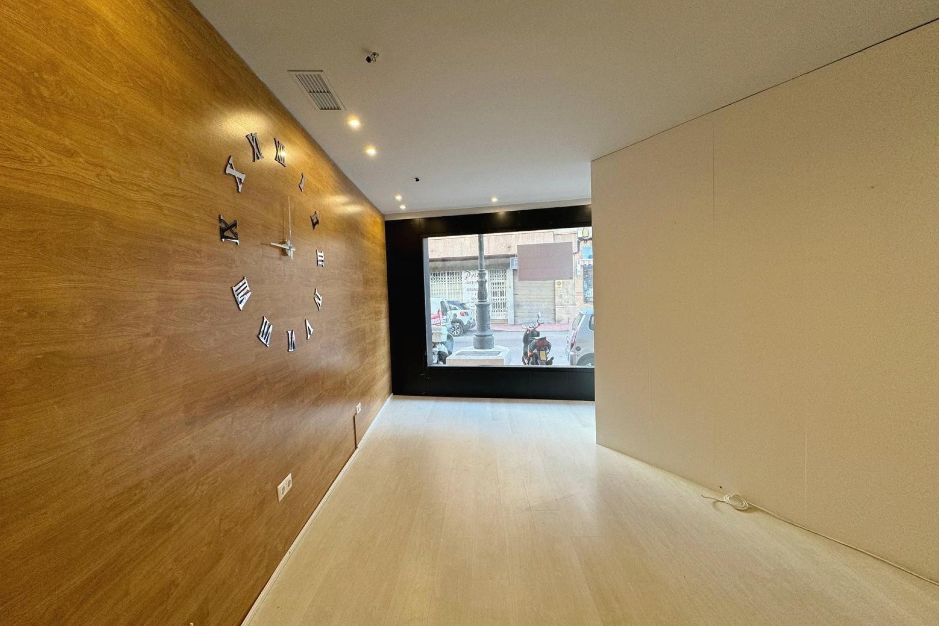 Resale - Commercial space - Guardamar del Segura