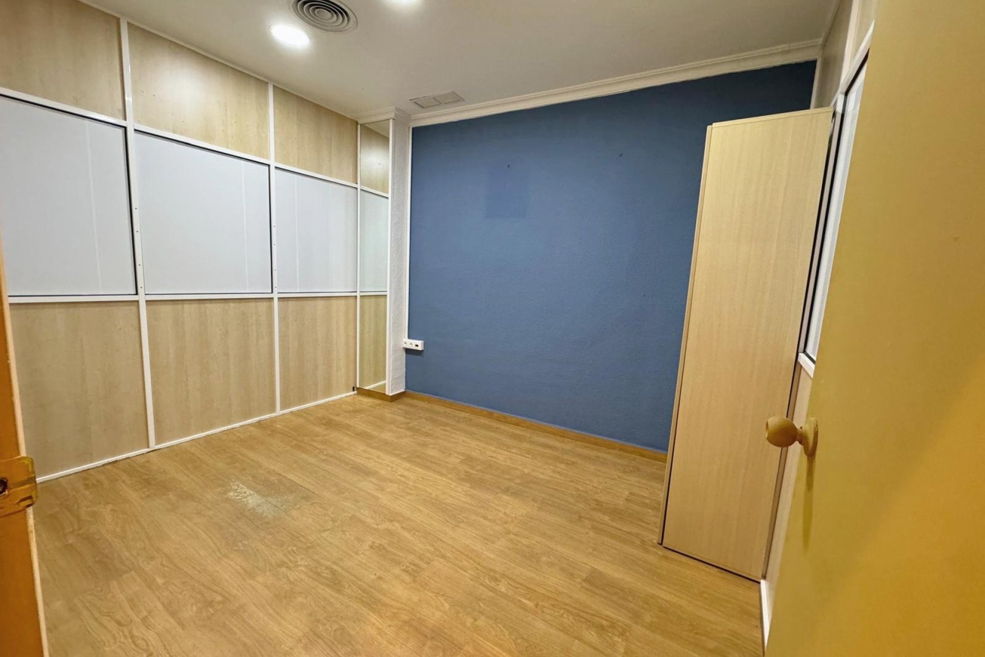 Resale - Commercial space - Guardamar del Segura