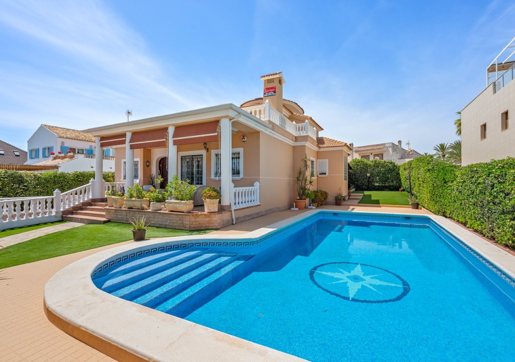 Resale - Villa - Torrevieja - La Mata