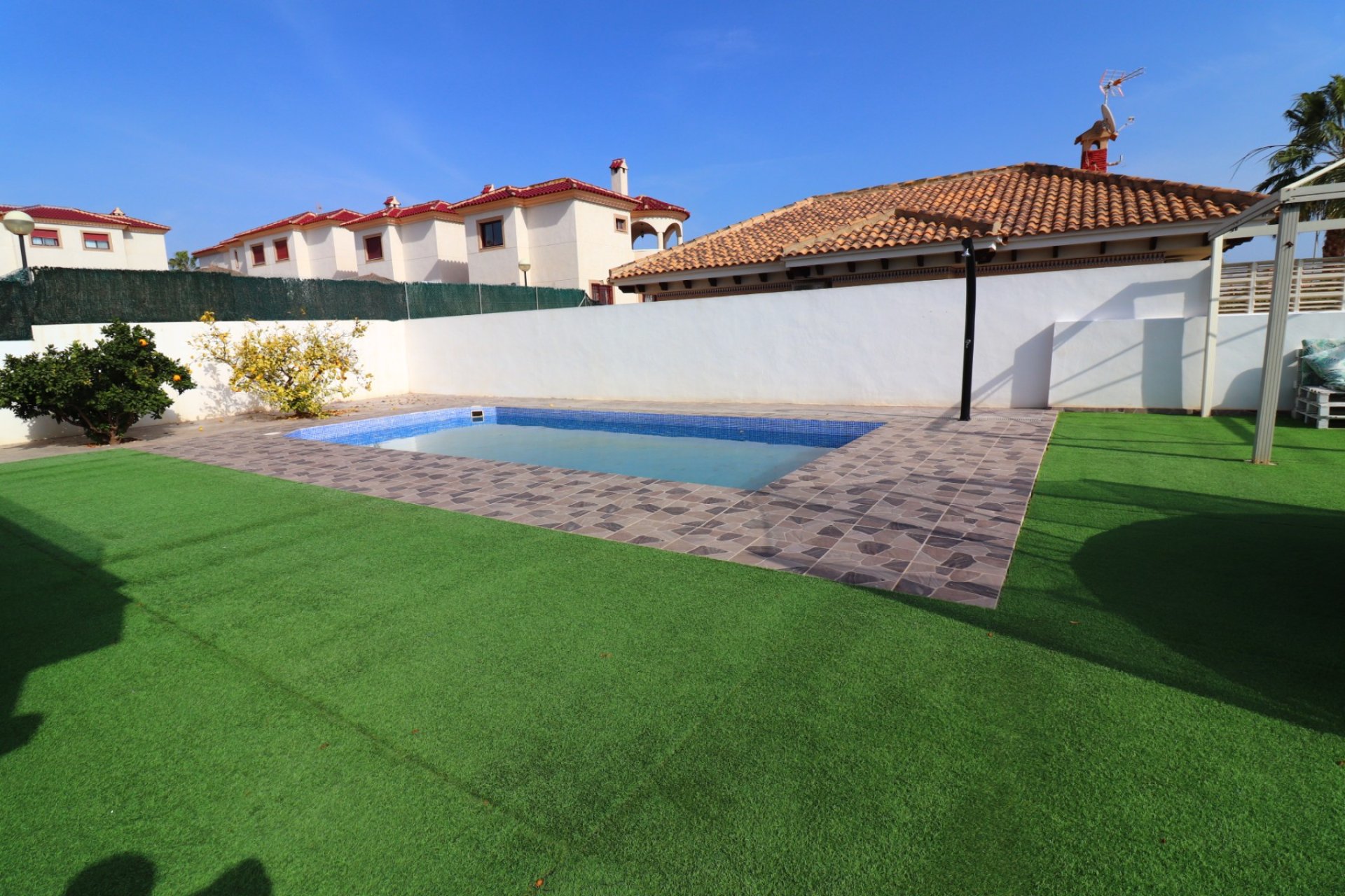 Reventa - Detached House / Villa - La Marina - La Marina - Urbanization