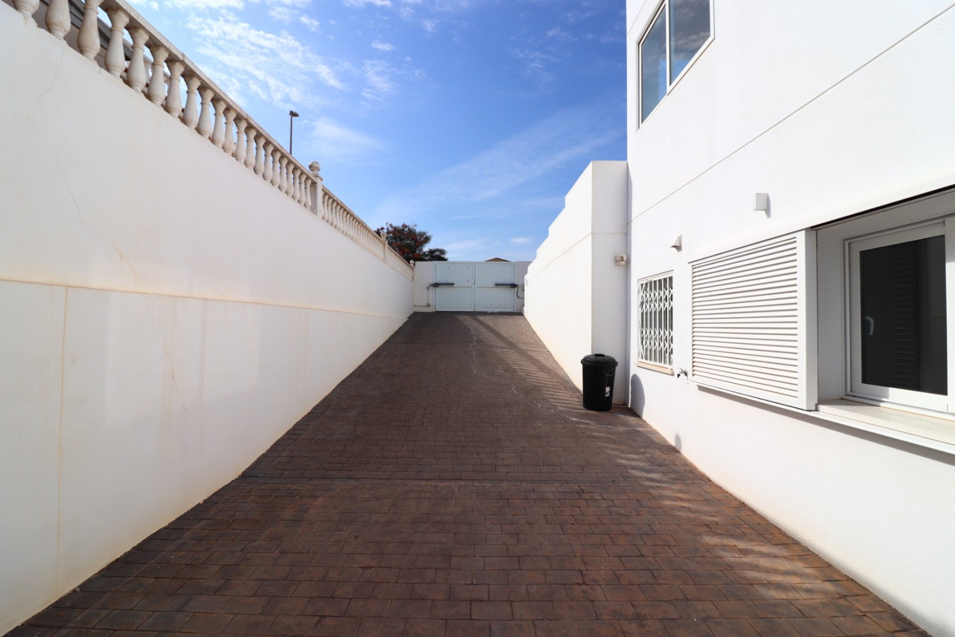 Reventa - Detached House / Villa - La Marina - La Marina - Urbanization