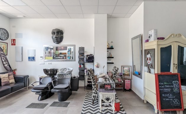 Resale - Commercial - Lo Crispin