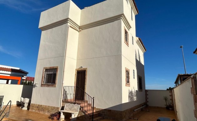 Herverkoop - Detached House / Villa - Daya Nueva