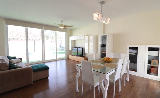 Reventa - Detached House / Villa - La Marina - La Marina - Urbanization